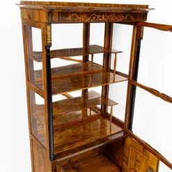 Petite vitrine Biedermeier / Louis-Philippe en noyer et bouleau 1840-1860