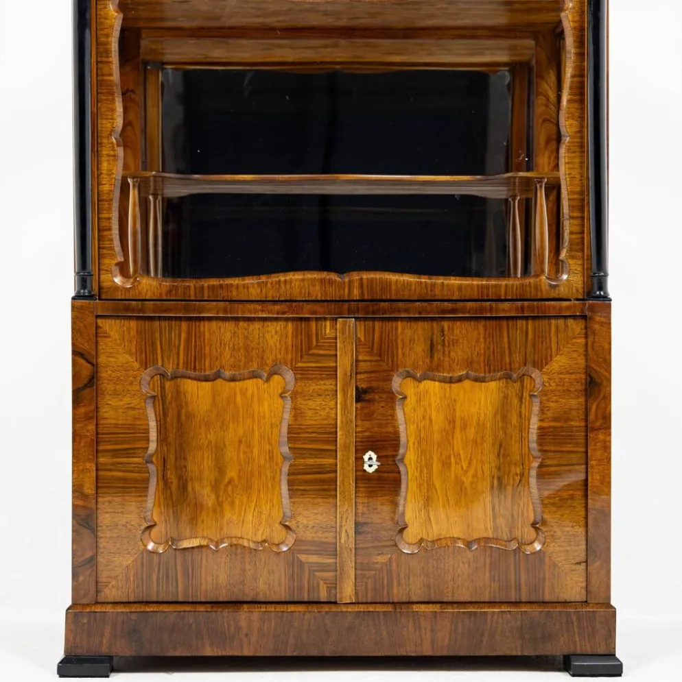 Petite vitrine Biedermeier / Louis-Philippe en noyer et bouleau 1840-1860