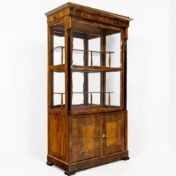 Petite vitrine Biedermeier / Louis-Philippe en noyer et bouleau 1840-1860
