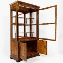 Petite vitrine Biedermeier / Louis-Philippe en noyer et bouleau 1840-1860