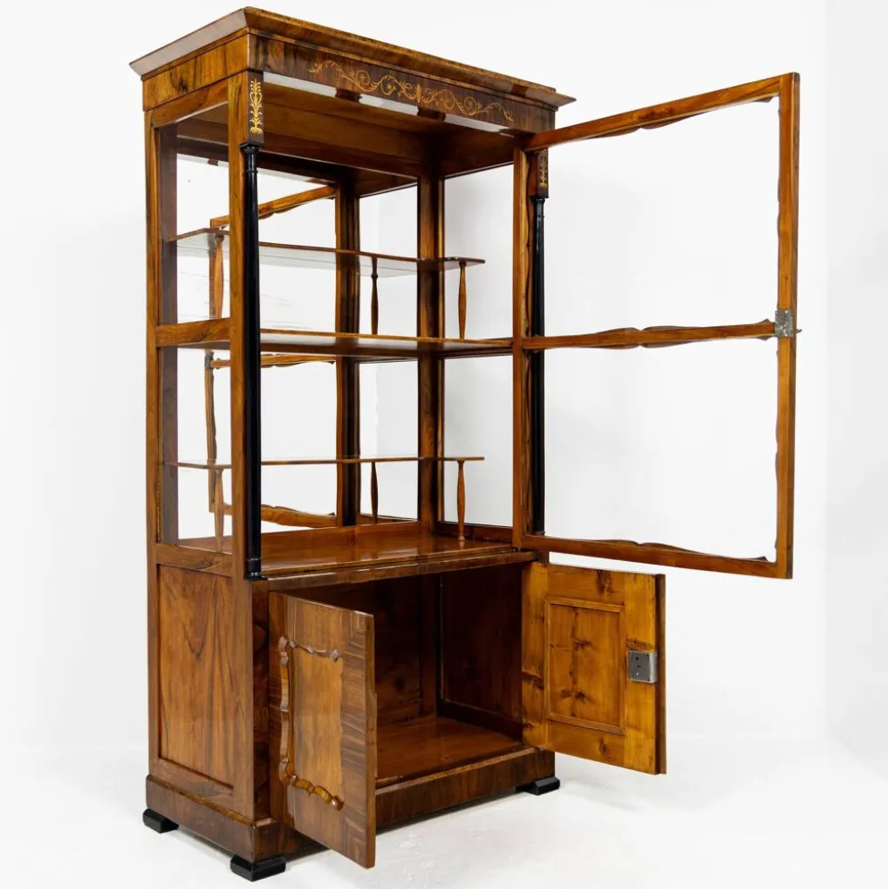 Petite vitrine Biedermeier / Louis-Philippe en noyer et bouleau 1840-1860