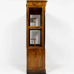 Petite vitrine Biedermeier / Louis-Philippe en noyer et bouleau 1840-1860