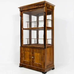 Petite vitrine Biedermeier / Louis-Philippe en noyer et bouleau 1840-1860