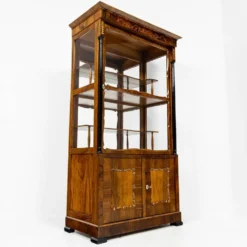 Petite vitrine Biedermeier / Louis-Philippe en noyer et bouleau 1840-1860