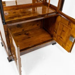 Petite vitrine Biedermeier / Louis-Philippe en noyer et bouleau 1840-1860