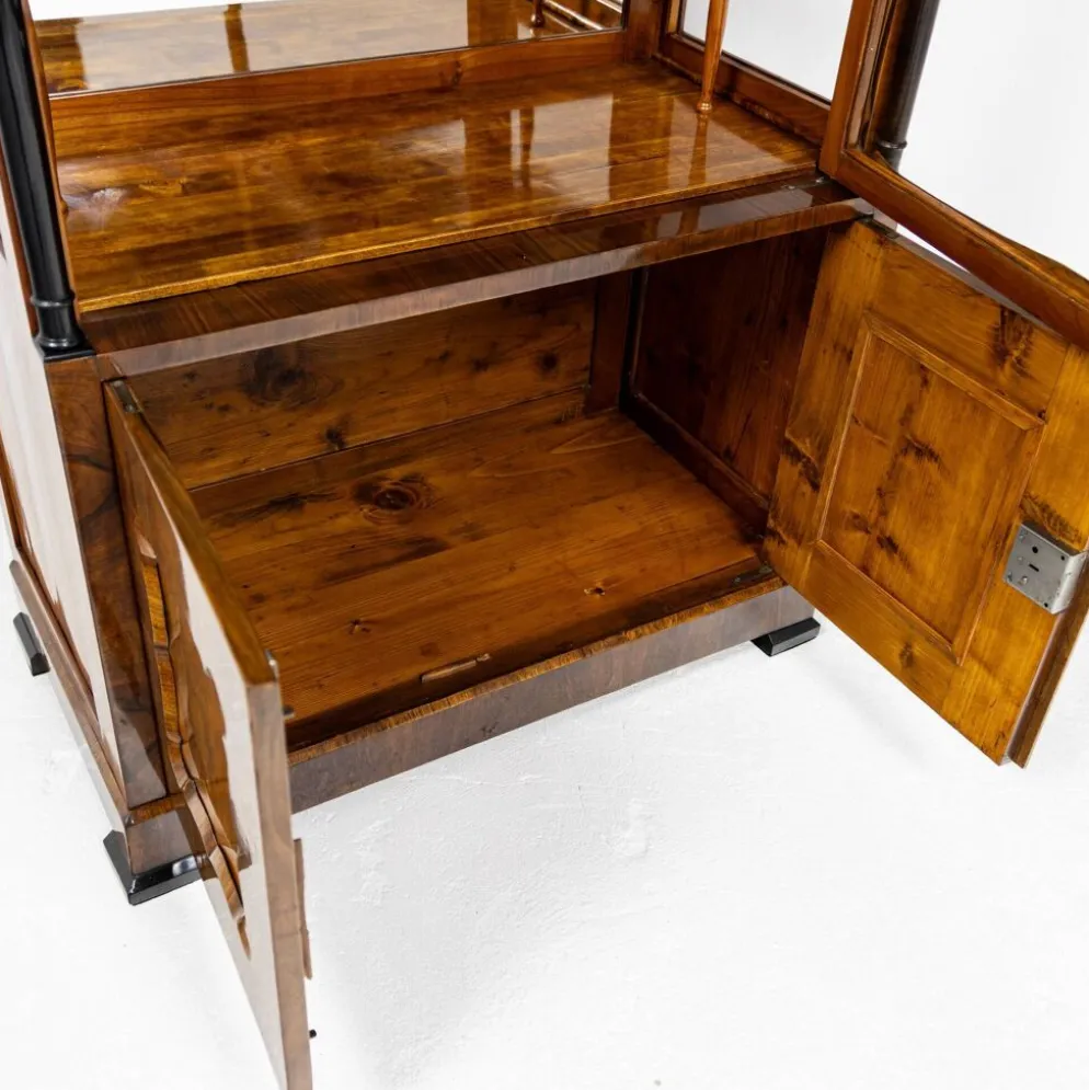 Petite vitrine Biedermeier / Louis-Philippe en noyer et bouleau 1840-1860