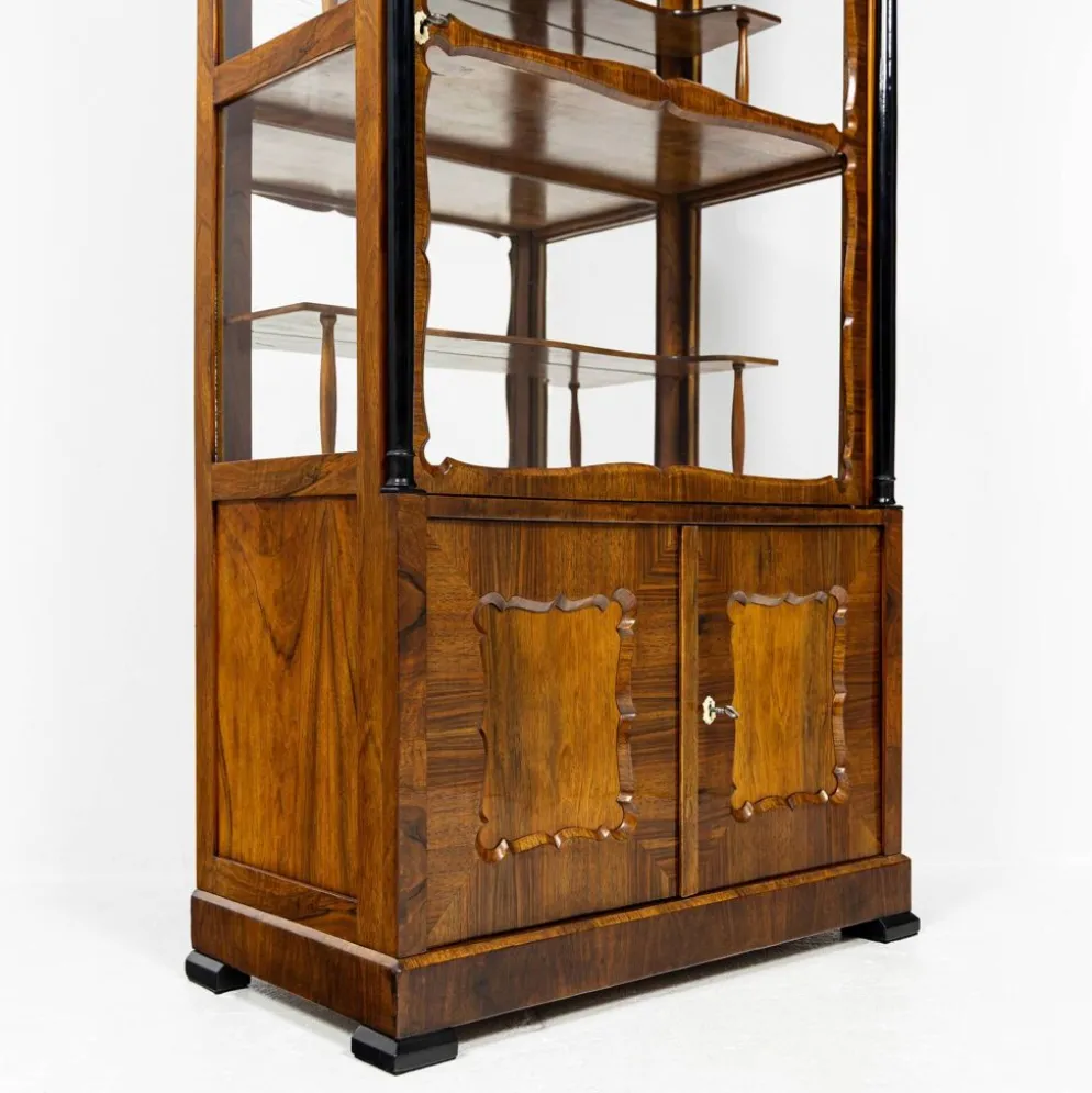 Petite vitrine Biedermeier / Louis-Philippe en noyer et bouleau 1840-1860