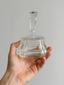 Petit flacon en verre facetté transparent