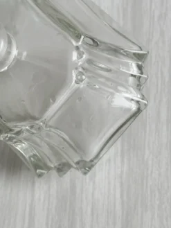 Petit flacon en verre facetté transparent