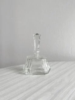 Petit flacon en verre facetté transparent