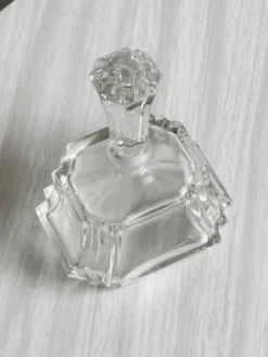 Petit flacon en verre facetté transparent