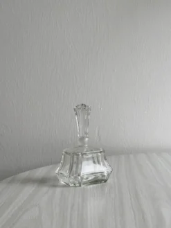 Petit flacon en verre facetté transparent