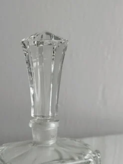 Petit flacon en verre facetté transparent