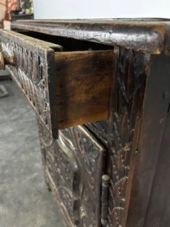 Petit meuble breton en chêne sculpté une porte un tiroir