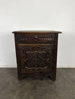Petit meuble breton en chêne sculpté une porte un tiroir