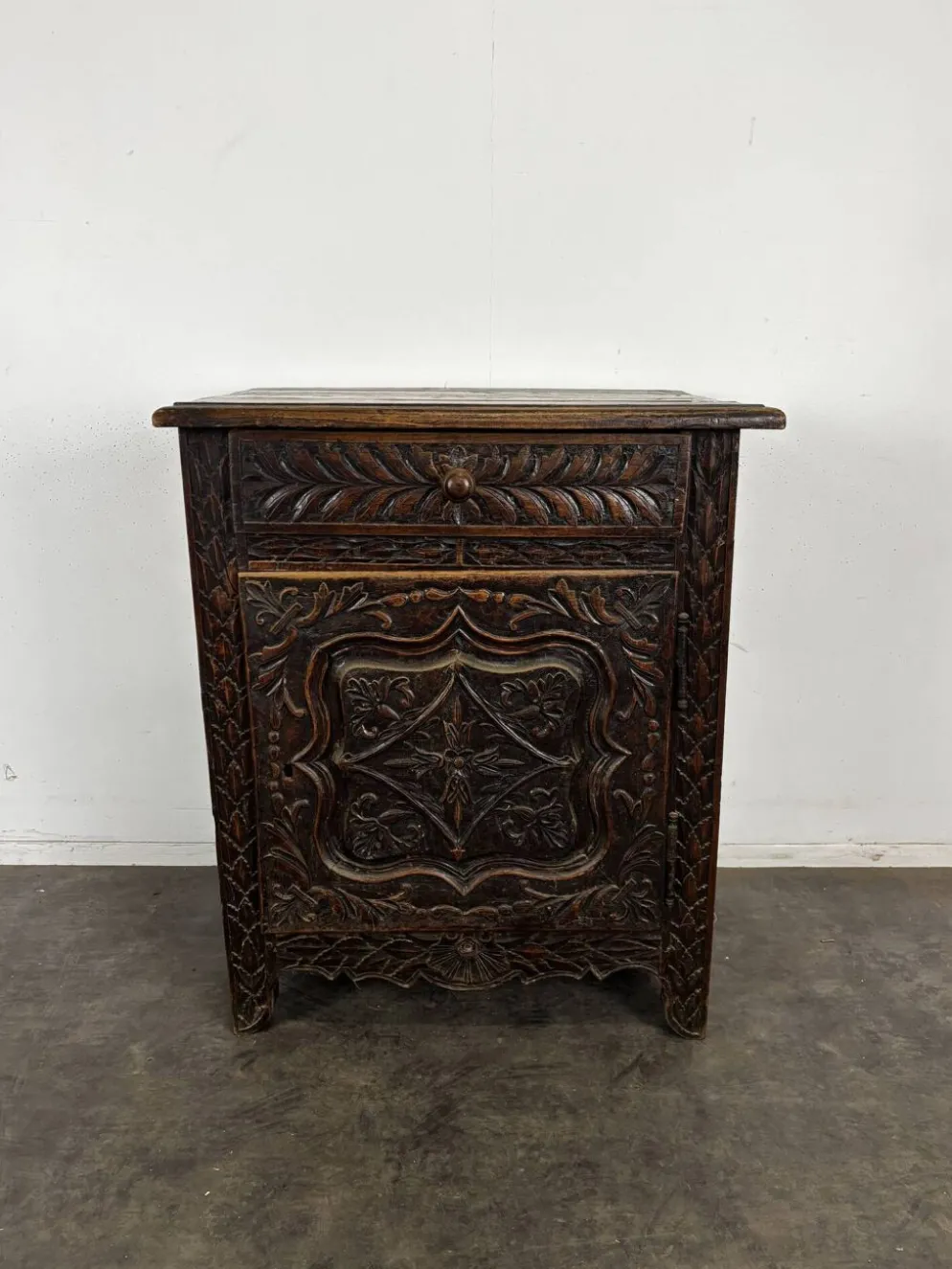 Petit meuble breton en chêne sculpté une porte un tiroir