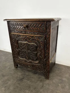 Petit meuble breton en chêne sculpté une porte un tiroir