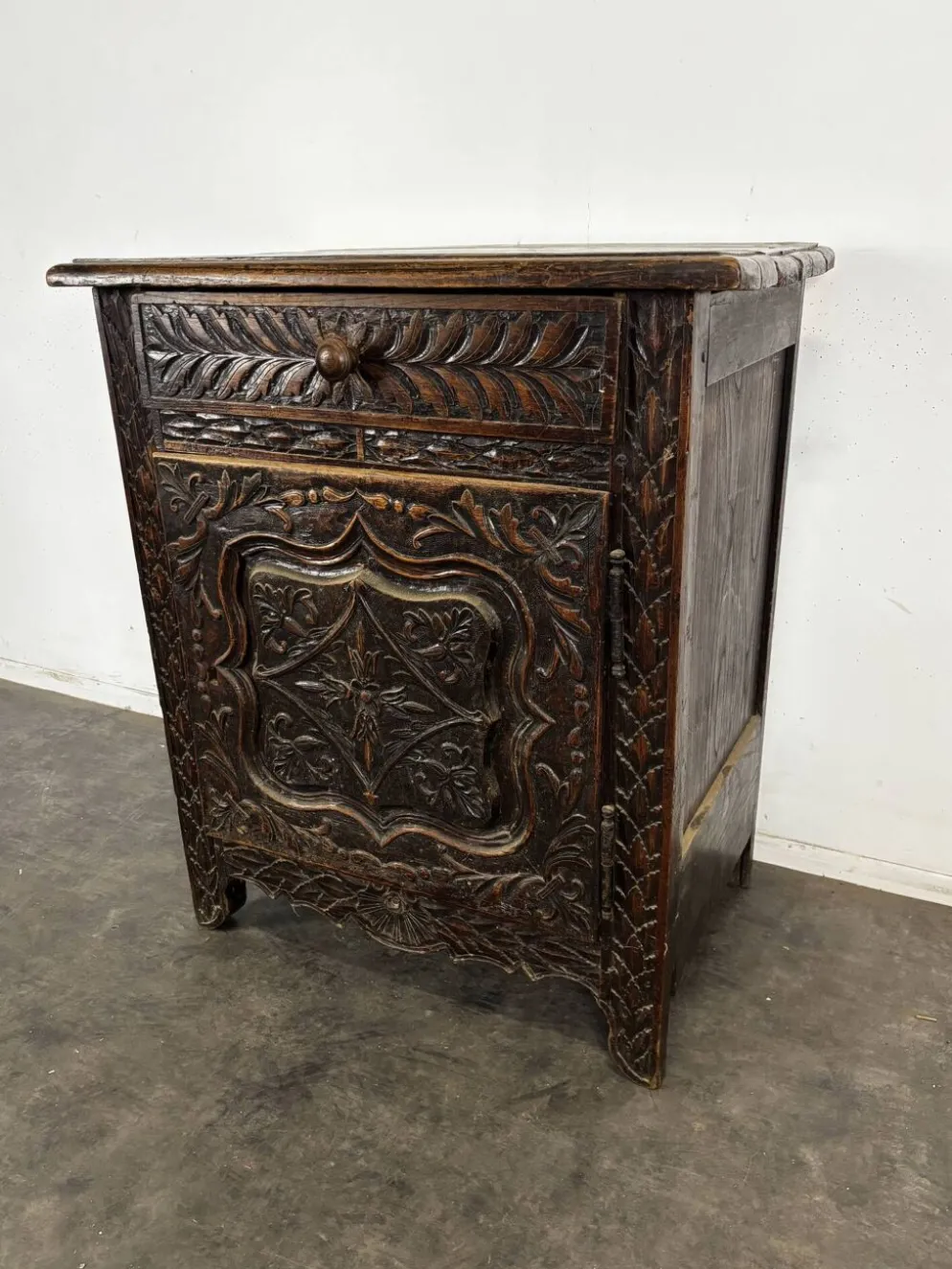Petit meuble breton en chêne sculpté une porte un tiroir