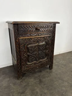 Petit meuble breton en chêne sculpté une porte un tiroir