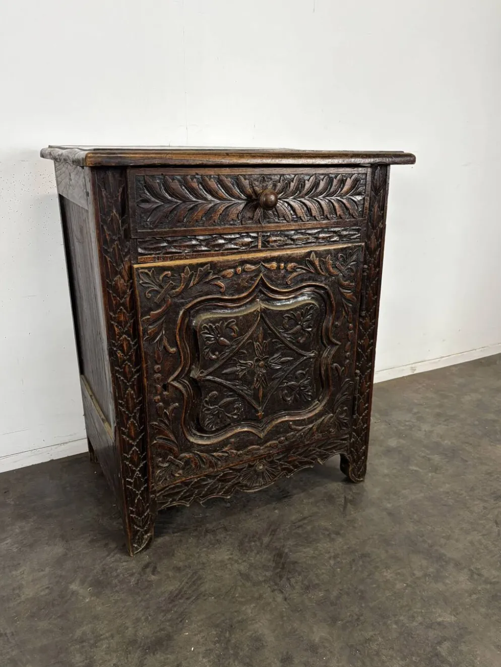 Petit meuble breton en chêne sculpté une porte un tiroir