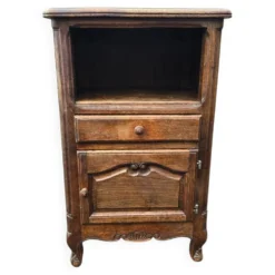 Petit meuble d’appoint en chêne sculpté style Louis XV
