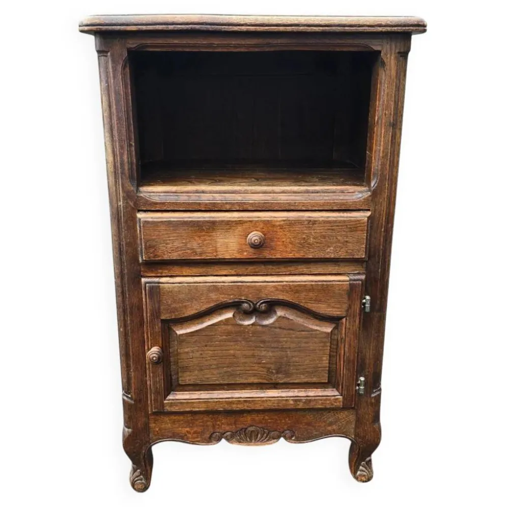 Petit meuble d’appoint en chêne sculpté style Louis XV