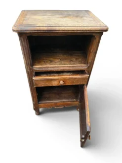Petit meuble d’appoint en chêne sculpté style Louis XV