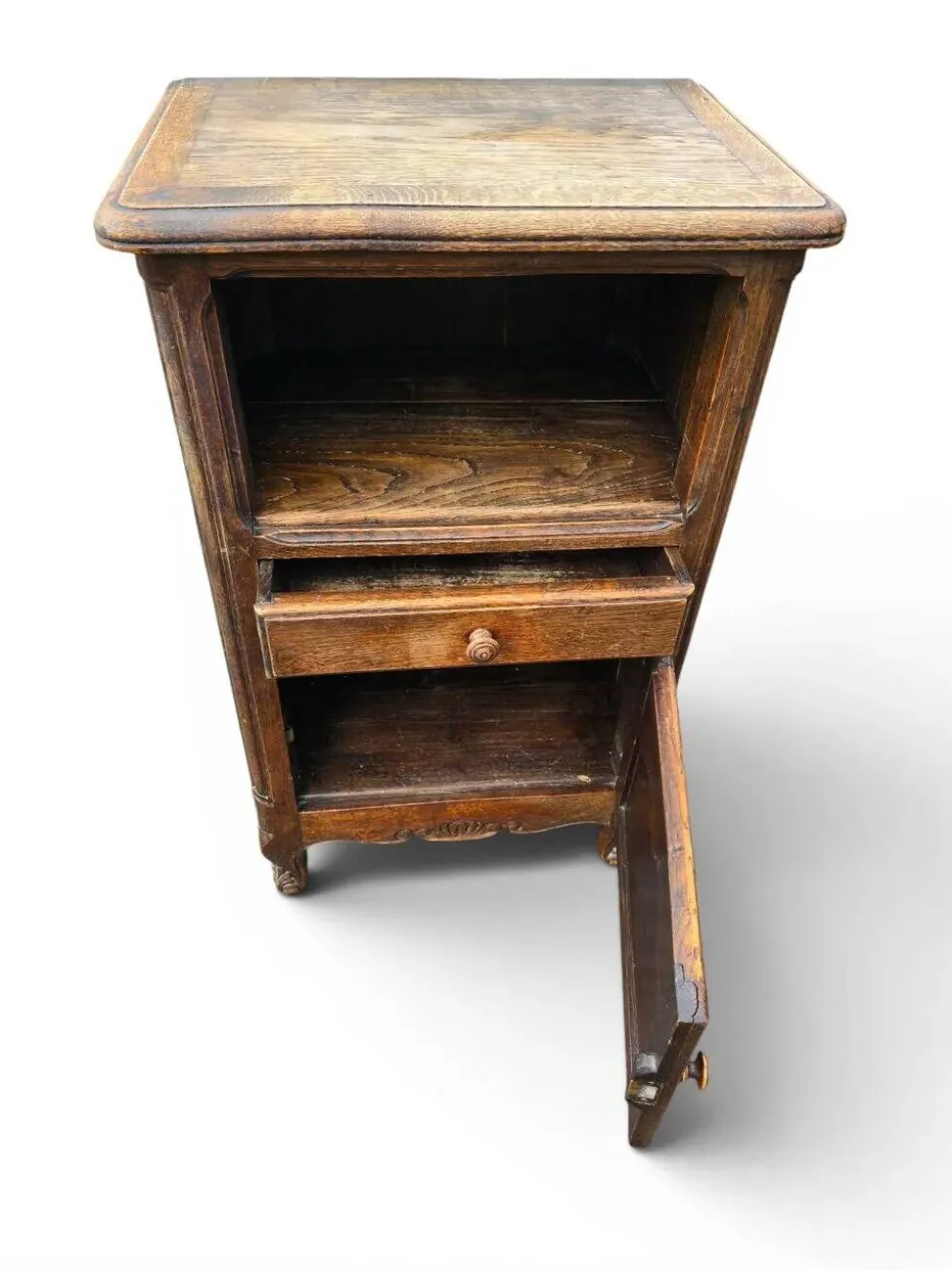 Petit meuble d’appoint en chêne sculpté style Louis XV