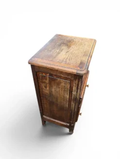 Petit meuble d’appoint en chêne sculpté style Louis XV