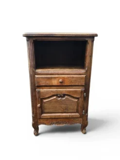 Petit meuble d’appoint en chêne sculpté style Louis XV