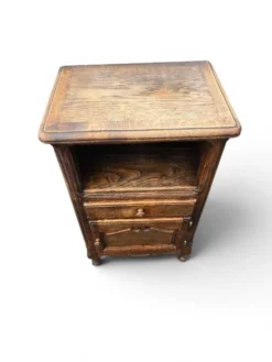 Petit meuble d’appoint en chêne sculpté style Louis XV