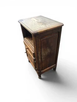 Petit meuble d’appoint en chêne sculpté style Louis XV