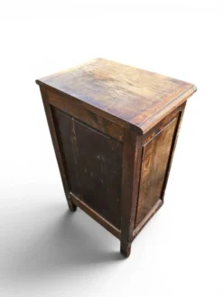 Petit meuble d’appoint en chêne sculpté style Louis XV