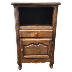 Petit meuble d’appoint en chêne sculpté style Louis XV