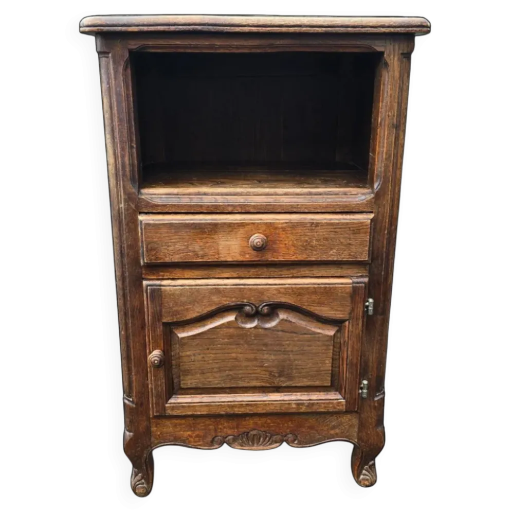 Petit meuble d’appoint en chêne sculpté style Louis XV