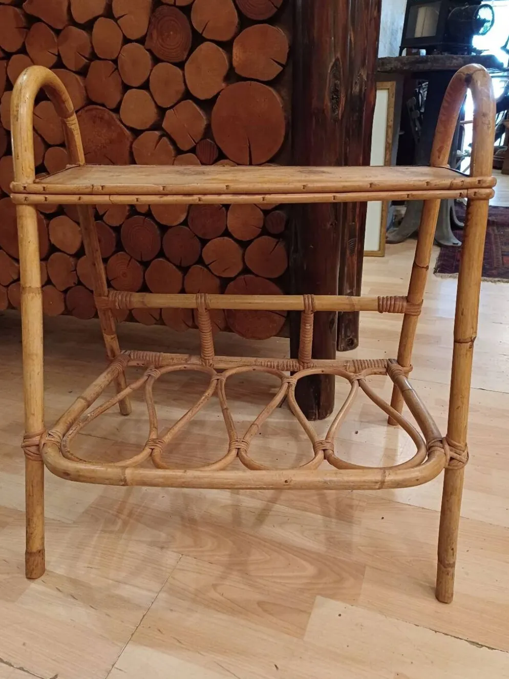 Petit meuble d'appoint porte revue en bambou plateau bois 1960