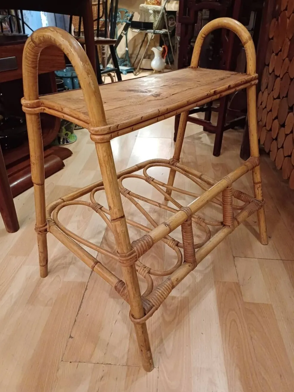 Petit meuble d'appoint porte revue en bambou plateau bois 1960