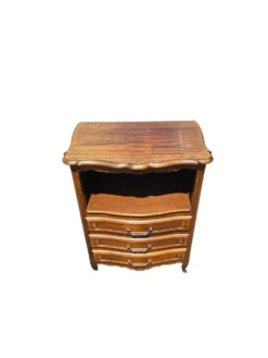 Petit meuble de chevet Louis XV en chêne – niche et 3 tiroirs