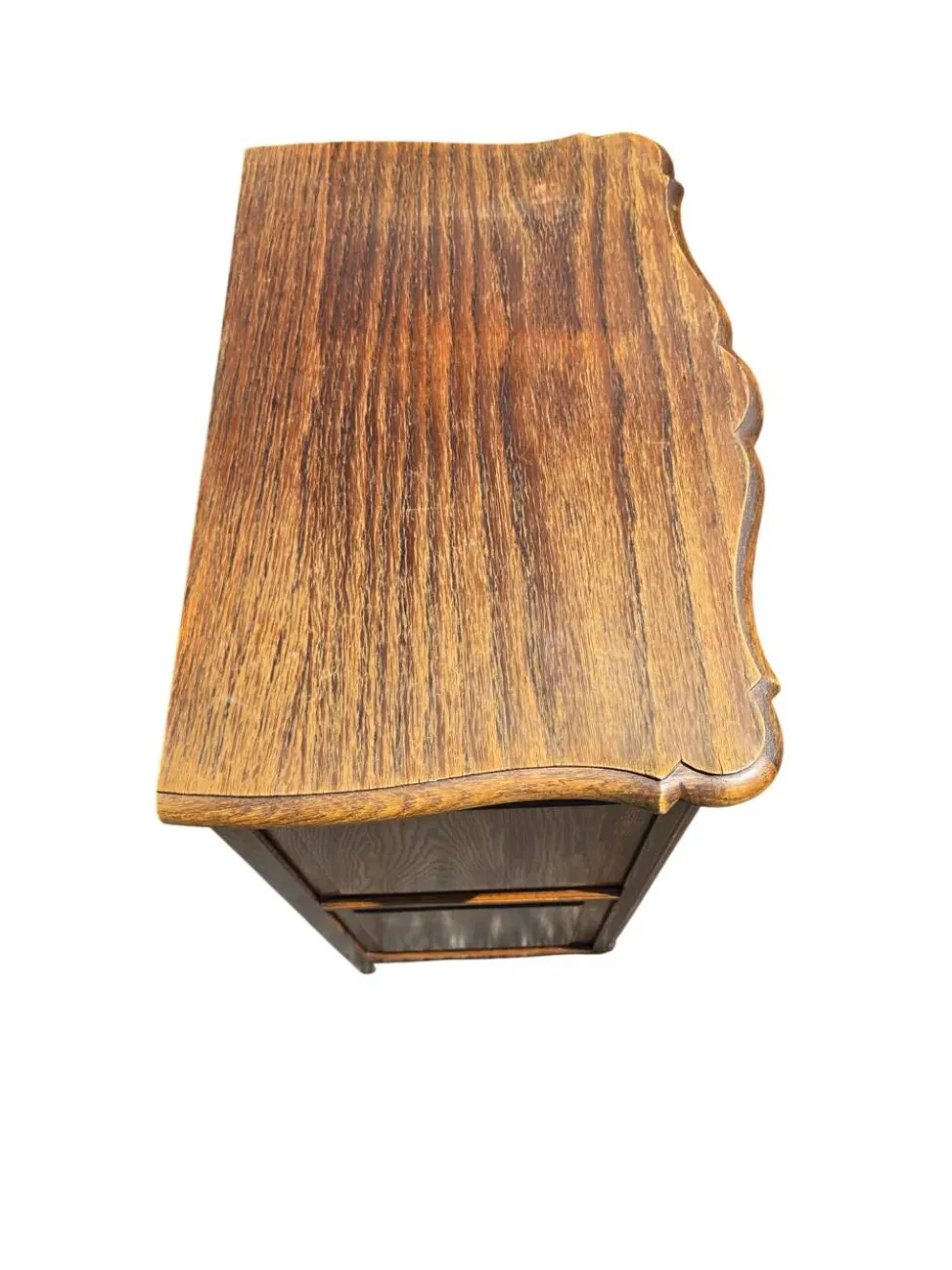 Petit meuble de chevet Louis XV en chêne – niche et 3 tiroirs