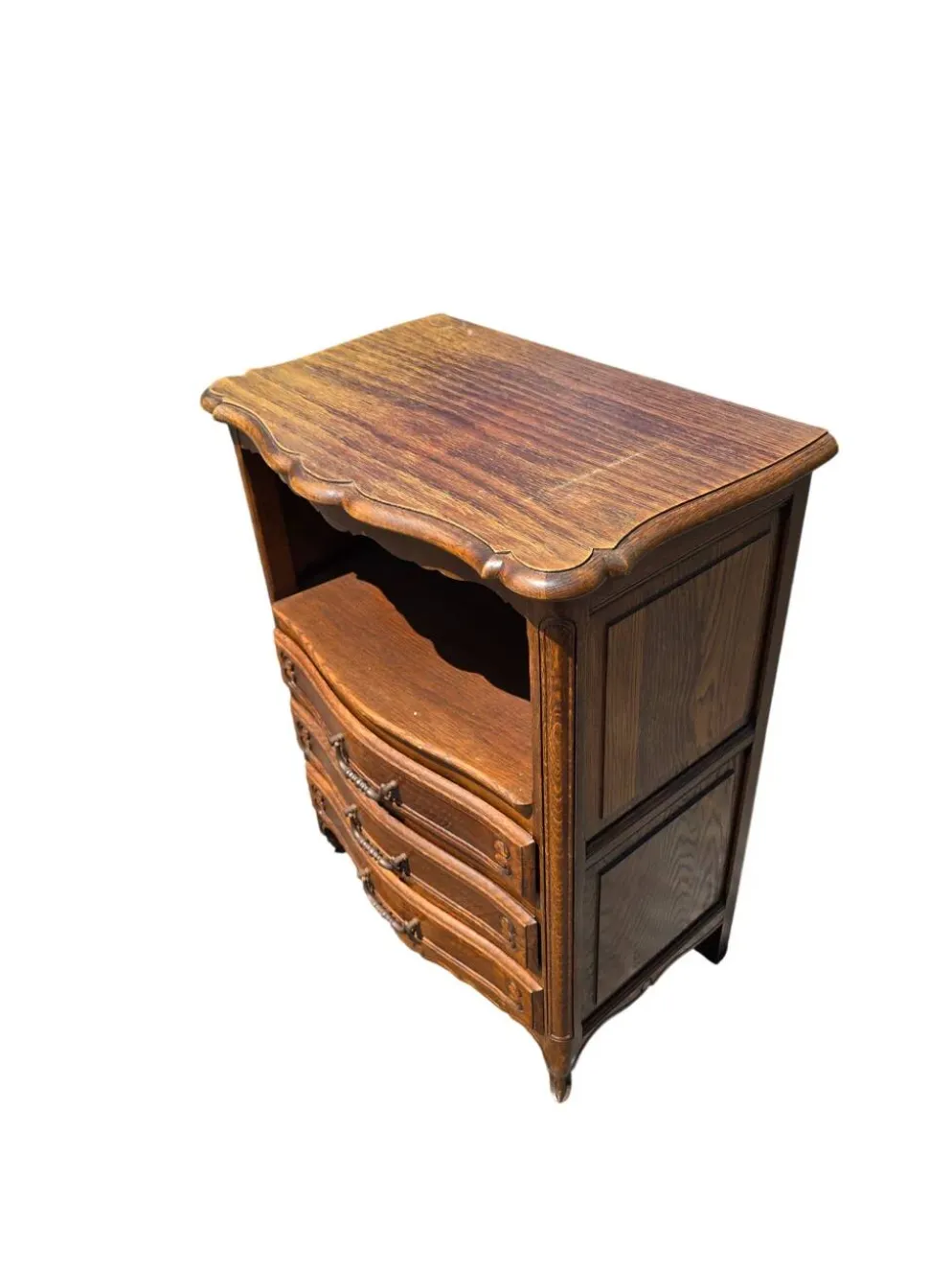 Petit meuble de chevet Louis XV en chêne – niche et 3 tiroirs