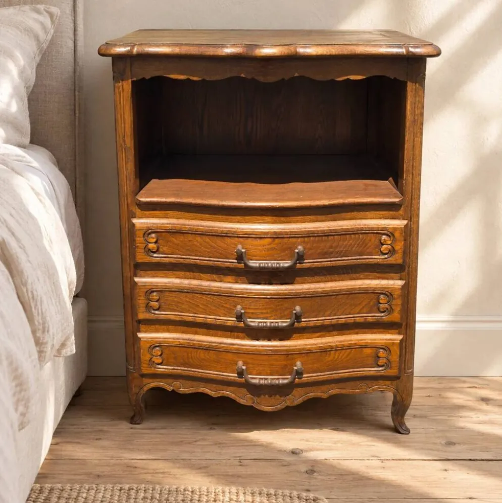 Petit meuble de chevet Louis XV en chêne – niche et 3 tiroirs
