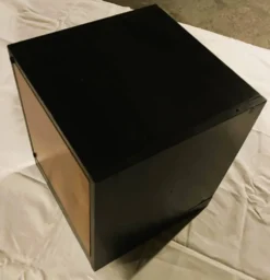 Petit meuble de rangement cubique