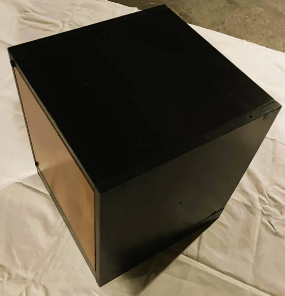 Petit meuble de rangement cubique