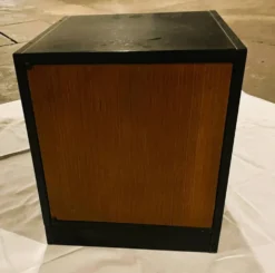 Petit meuble de rangement cubique