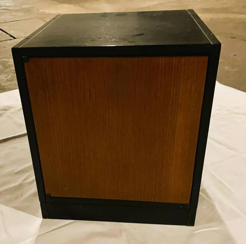 Petit meuble de rangement cubique