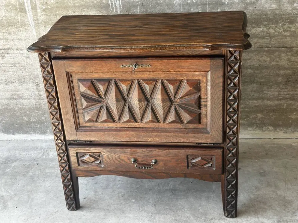Petit meuble de rangement en chêne sculpté – circa 1930