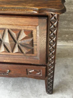 Petit meuble de rangement en chêne sculpté – circa 1930