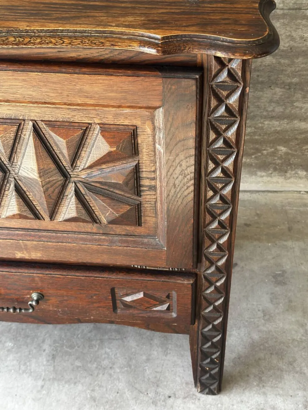 Petit meuble de rangement en chêne sculpté – circa 1930