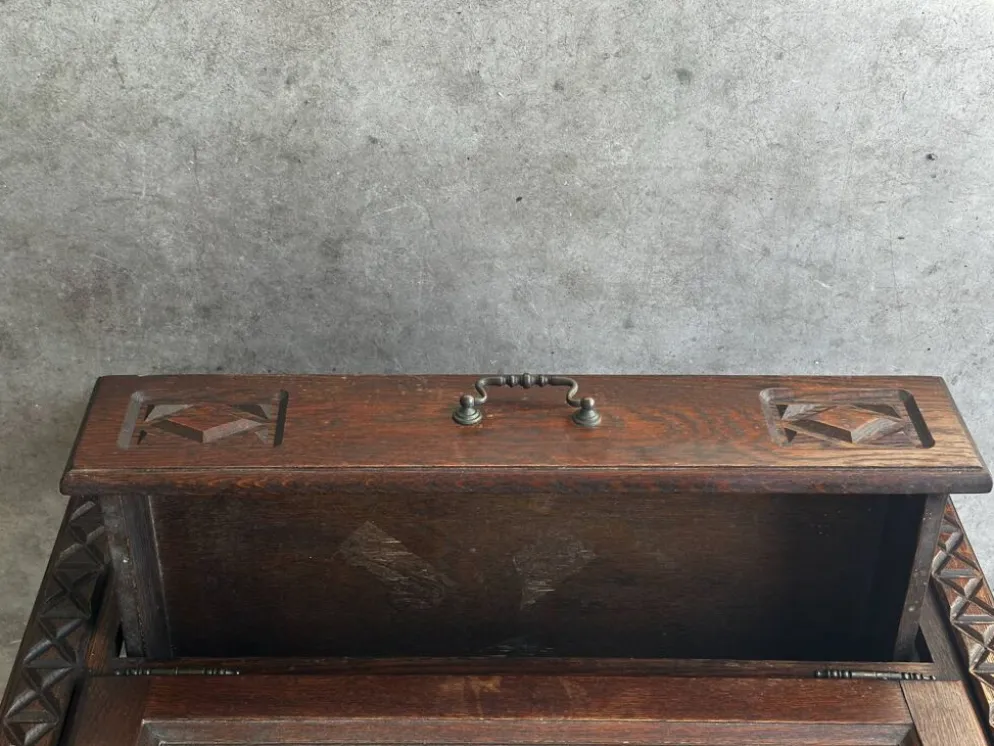 Petit meuble de rangement en chêne sculpté – circa 1930