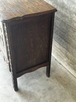 Petit meuble de rangement en chêne sculpté – circa 1930